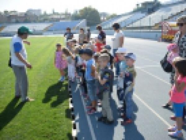 Новина На стадіоні «Зірка» проводять екскурсії для дошкільнят Ранкове місто. Кропивницький