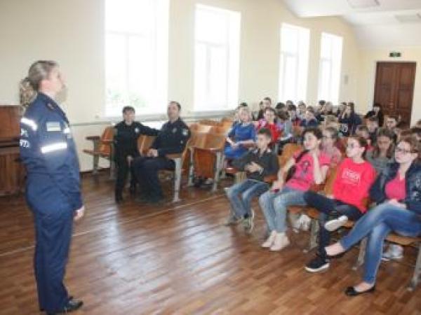 Новина Кропивницькі рятувальники і поліціянти відвідали школярів Ранкове місто. Кропивницький