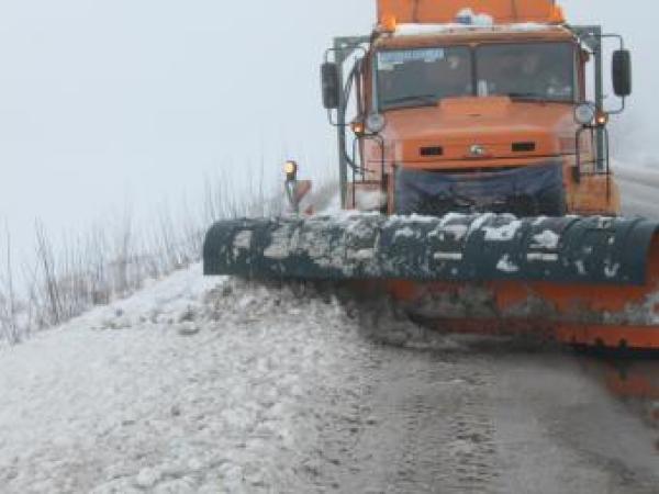 Новина На Кіровоградщині на дорогах прибирають сніг Ранкове місто. Кропивницький
