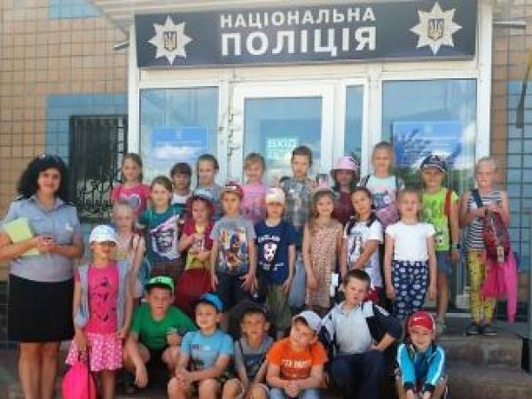 Новина Поліцейські Кіровоградщини навчають малечу безпечній поведінці на дорозі Ранкове місто. Кропивницький