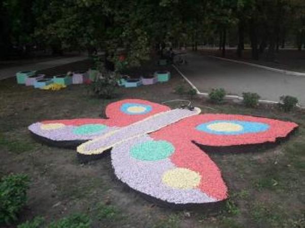 Новина З 250 кілограмів кольорового щебеню комунальники створили в Кропивницькому парку метелика Ранкове місто. Кропивницький