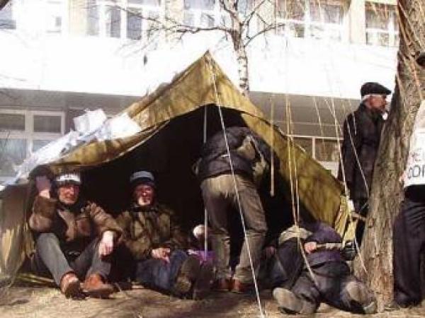 Новина Палаточный городок чернобыльцев в Донецке понемногу убирают Ранкове місто. Кропивницький