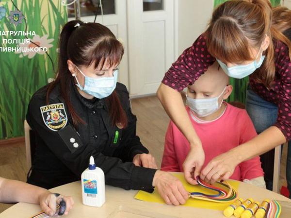 Новина Кропивницькі патрульні разом з волонтерами розважили дітей в лікарні Ранкове місто. Кропивницький