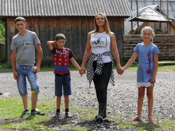 Новина Оксана Марченко на «Интере» построит дом для девочки, которая в 14 лет стала мамой для братьев и сестры Ранкове місто. Кропивницький