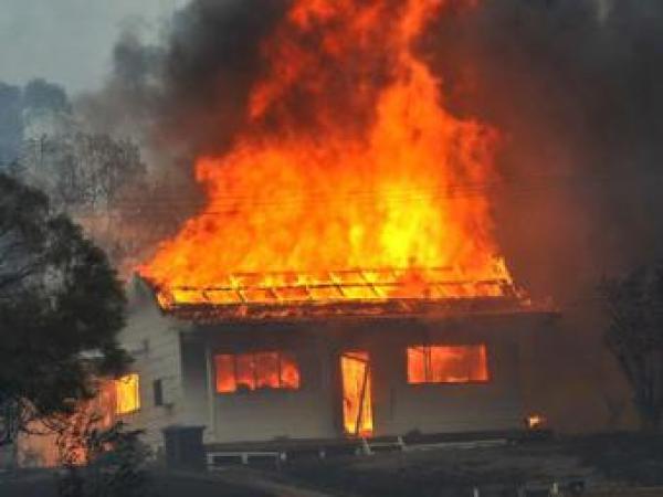 Новина На Кіровоградщині поліцейські врятували на пожежі 40-річну жінку, яка ледве не згоріла заживо у власному будинку Ранкове місто. Кропивницький