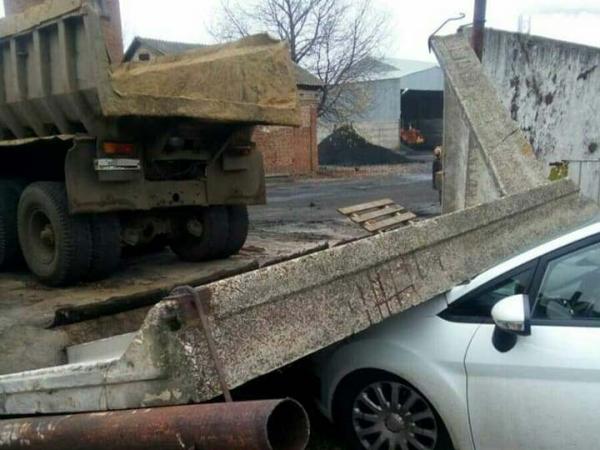 Новина У Кропивницькому на припаркований автомобіль впала бетонна огорожа Ранкове місто. Кропивницький