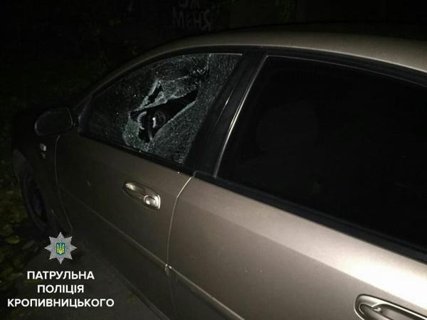 Новина Кропивницькі поліцейські пов’язали крадія прямо в автівці, яку він обкрадав (ФОТО) Ранкове місто. Кропивницький