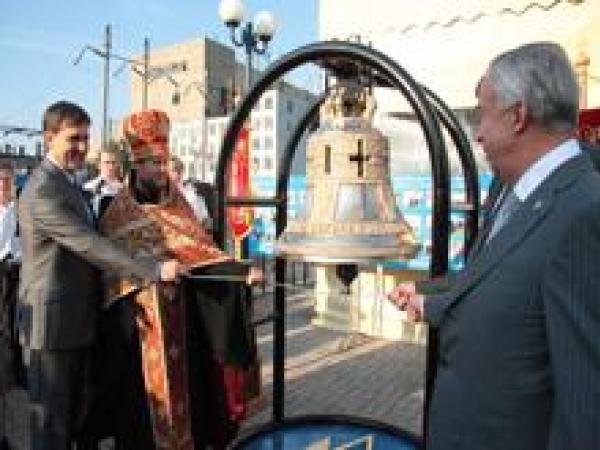Новина Ко Дню Металлургов в Донецке освятили уникальный прорезной колокол Ранкове місто. Кропивницький