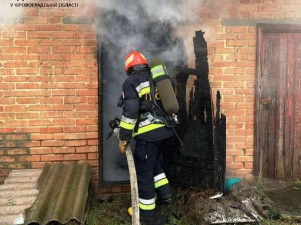 Новина Кропивницький: рятувальники ліквідували пожежу у житловому секторі Ранкове місто. Кропивницький
