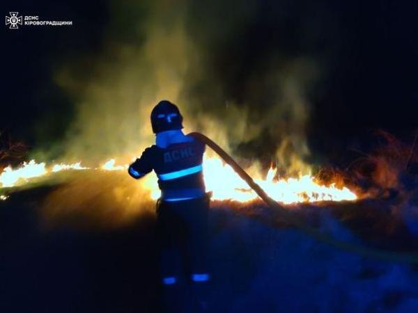 Новина На Кіровоградщині рятувальники загасили 12 пожеж в екосистемі Ранкове місто. Кропивницький