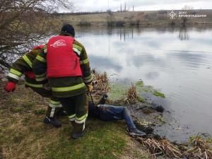 Новина Кіровоградщина: рятувальники вилучили тіло чоловіка з водойми Ранкове місто. Кропивницький