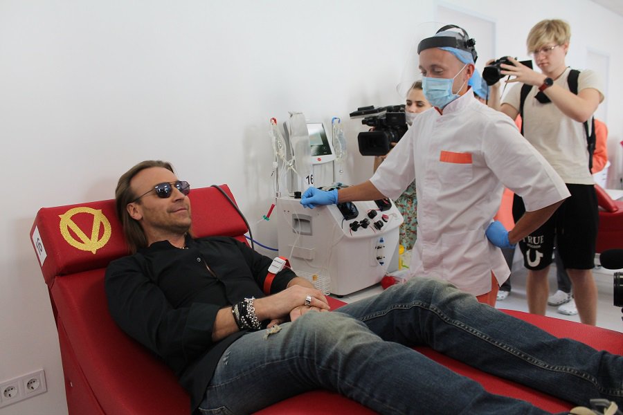 Український співак Олег Винник здає кров після відкриття  нового плазмацентру в Черкасах