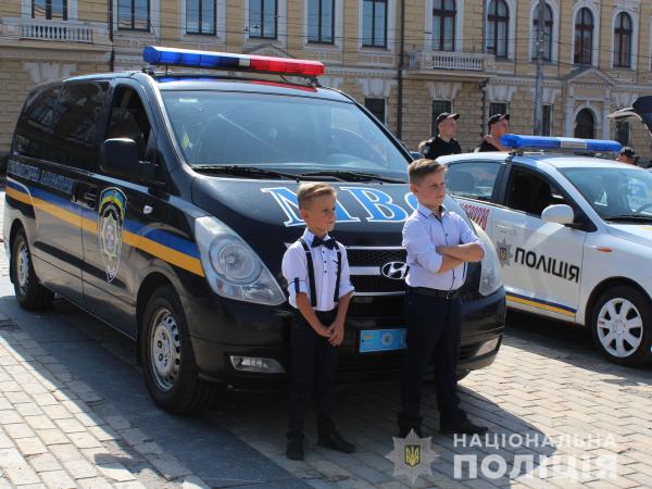Новина Кропивницькі поліцейські влаштували свято для школярів Ранкове місто. Кропивницький