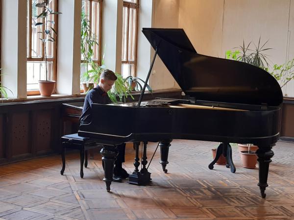 Новина Юний кропивницький піаніст виступив із сольним концертом в музеї Осмьоркіна Ранкове місто. Кропивницький