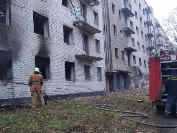 Новина Кіровоградщина: У Світловодську спалахнуло сміття у покинутій будівлі Ранкове місто. Кропивницький