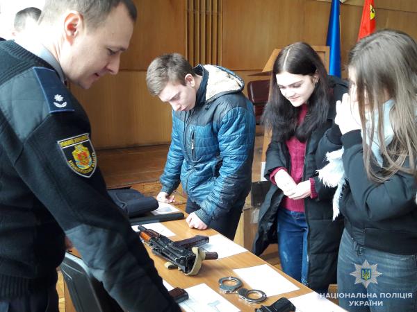 Новина Кропивницькі поліцейські заохочували школярів вступати до лав поліції Ранкове місто. Кропивницький