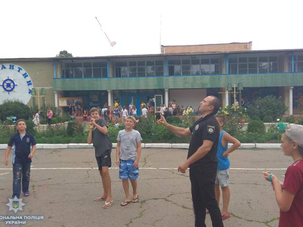 Новина Поліцейські відвідали дітей у таборі «Бригантина» Ранкове місто. Кропивницький