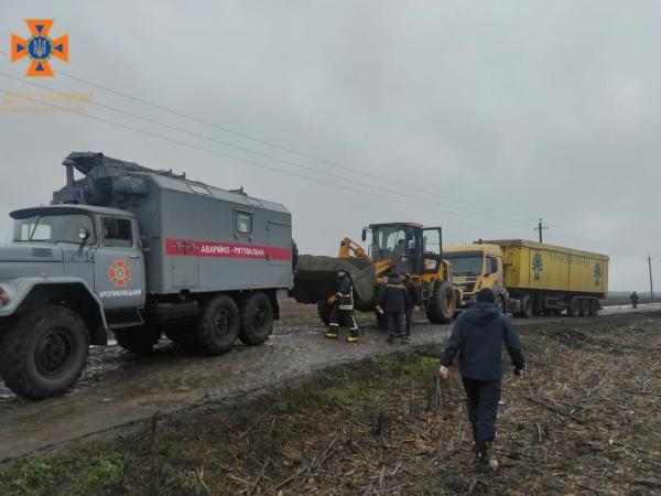 Новина Кіровоградщина: Три автівки застрягли на складних ділянках доріг Ранкове місто. Кропивницький