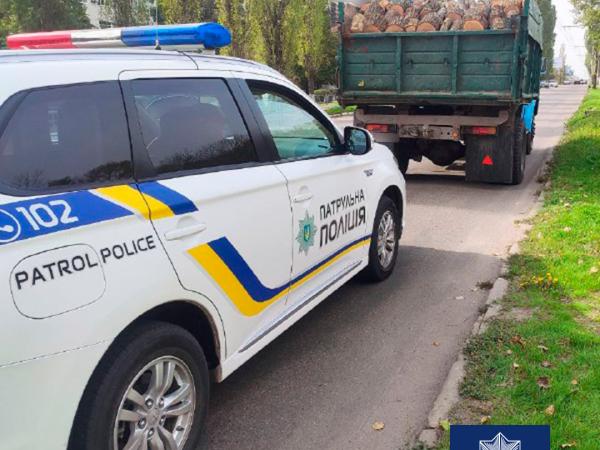 Новина У Кропивницькому патрульні виявили водія, який перевозив деревину без документів Ранкове місто. Кропивницький