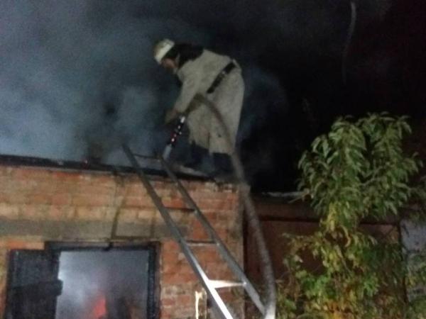 Новина В Олександрії рятувальники приборкали пожежу в житловому секторі Ранкове місто. Кропивницький