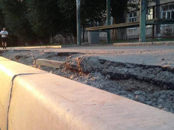 Новина У Кропивницькому на одній із вулиць встановили бордюрний камінь нижче тротуару (ФОТО) Ранкове місто. Кропивницький