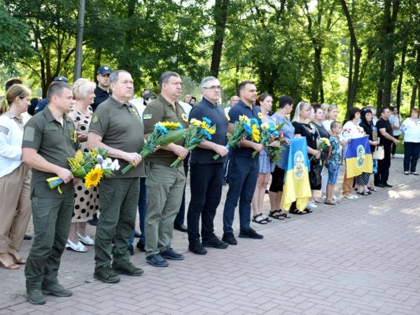 Новина Покладанням квітів вшанували у Кропивницькому пам'ять захисників України Ранкове місто. Кропивницький