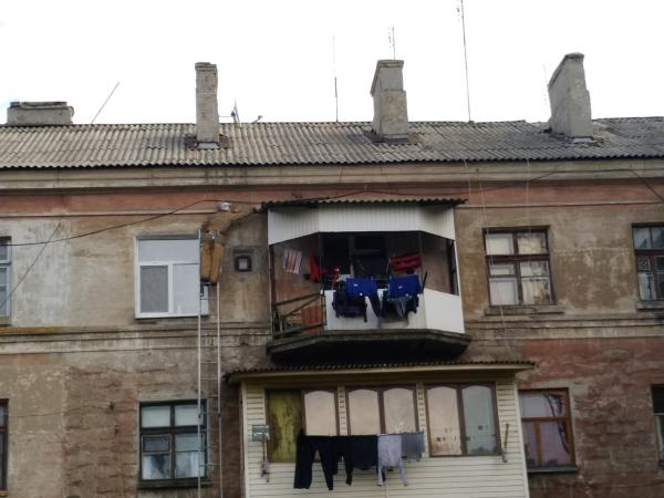 Новина Кіровоградщина: Кіт видерся на піддашшя балкону Ранкове місто. Кропивницький