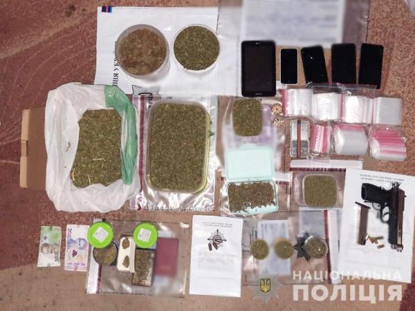 Новина У Кропивницькому поліція затримала банду наркозбувачів (ФОТО) Ранкове місто. Кропивницький