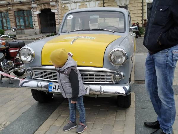 Новина У центрі Кропивницького розгорнулася виставка ретро-автомобілів (ФОТО) Ранкове місто. Кропивницький