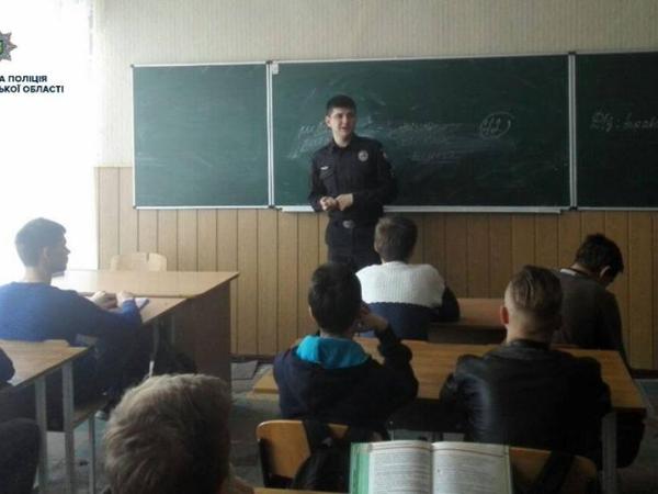 Новина Кропивницькі офіцери поліції розповідають школярам про булінг (ФОТО) Ранкове місто. Кропивницький