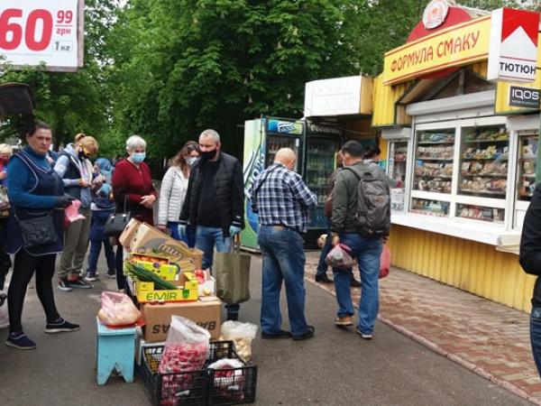 Новина Кропивницький: ринок закрили, але поруч вирує торгівля (ФОТО) Ранкове місто. Кропивницький