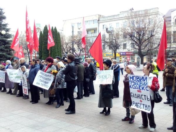 Новина У Кропивницькому відбувся мітинг під червоними прапорами (ФОТО) Ранкове місто. Кропивницький