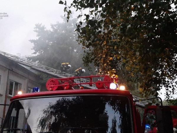 Новина У Кропивницькому під час пожежі мало не загинув охоронець офісу (ФОТО) Ранкове місто. Кропивницький