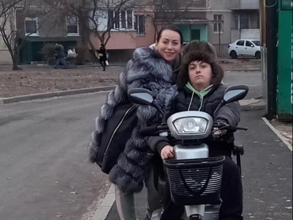 Новина Кропивницький: Мама дитини з інвалідністю дякує за відремонтовану дорогу біля будинку Ранкове місто. Кропивницький