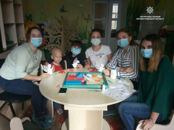 Новина Кропивницькі патрульні відвідали онкохворих дітей у лікарні Ранкове місто. Кропивницький