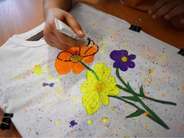 Новина Кропивницький: Як школярки розписували квітами футболки (ФОТО) Ранкове місто. Кропивницький
