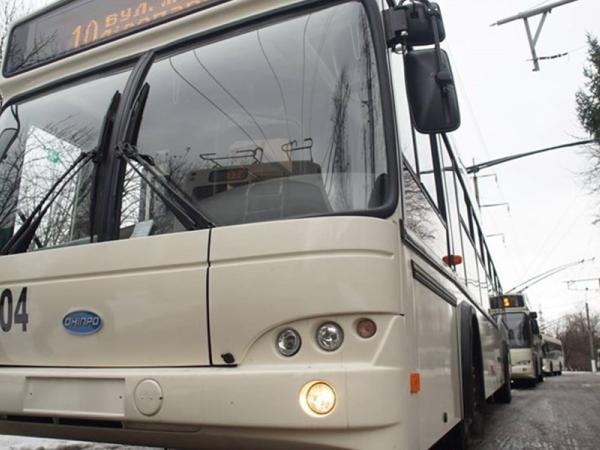 Новина У Кропивницькому тролейбус на автономному ходу зніс стовб Ранкове місто. Кропивницький