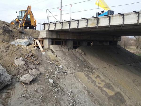 Новина Кіровоградщина: Триває ремонт мосту у Новгородці Ранкове місто. Кропивницький