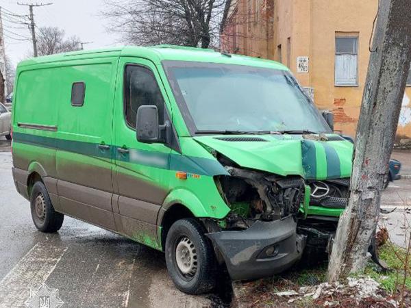 Новина Кропивницький: Біля хлібзаводу фургон врізався у стовб Ранкове місто. Кропивницький
