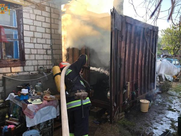 Новина У Новгородці спалахнув металевий контейнер біля будинку Ранкове місто. Кропивницький