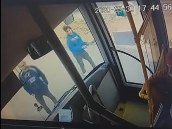 Новина Кропивницький: Поліція встановила особу жінки, яка розбила скло автобуса Ранкове місто. Кропивницький