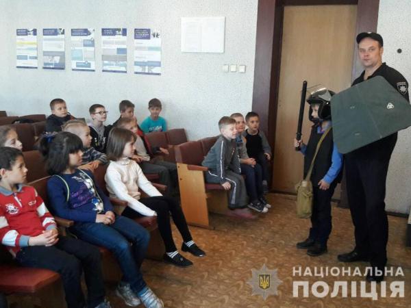 Новина «Шануй захисника України»: поліцейські разом з дітьми відвідали музей Ранкове місто. Кропивницький