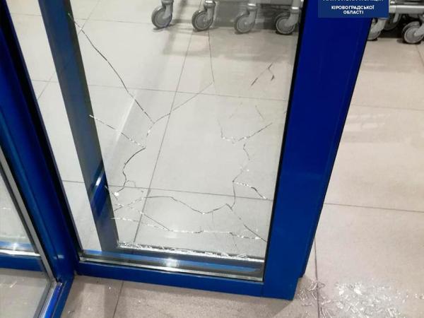 Новина Кропивницький: У спальному районі юнаки розбили скло у магазині (ФОТО) Ранкове місто. Кропивницький