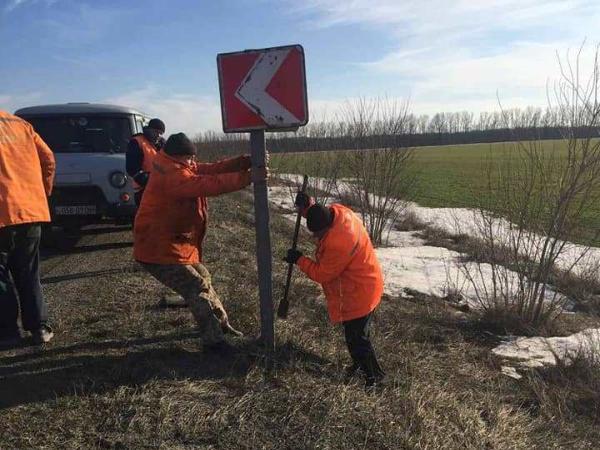 Новина На Кіровоградщині дорожники рівняють знаки та прибирають сміття Ранкове місто. Кропивницький