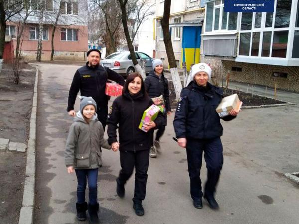 Новина Кропивницький: Діти, які перебувають у складних життєвих умовах, отримали гостинці від поліцейських Ранкове місто. Кропивницький