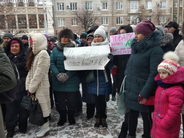 Новина У Кропивницькому батьки протестують під міською радою, аби повернути безкоштовне харчування дітям АТОвців (ФОТО) Ранкове місто. Кропивницький