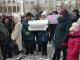 У Кропивницькому батьки протестують під міською радою, аби повернути безкоштовне харчування дітям АТОвців (ФОТО)