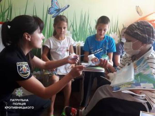 Новина Кропивницькі патрульні допомогли зібрати шкільні портфелики онкохворим дітям Ранкове місто. Кропивницький