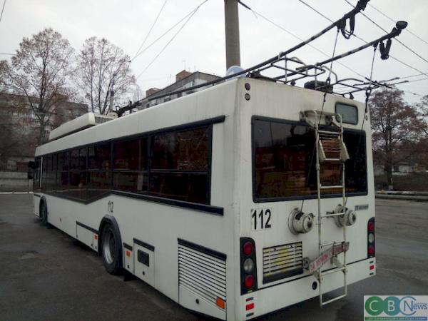 Новина Поліція шукає свідків, які бачили, хто розбив скло в кропивницькому тролейбусі Ранкове місто. Кропивницький
