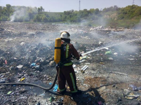 Новина На Світловодщині рятувальники приборкали пожежу на сміттєзвалищі Ранкове місто. Кропивницький